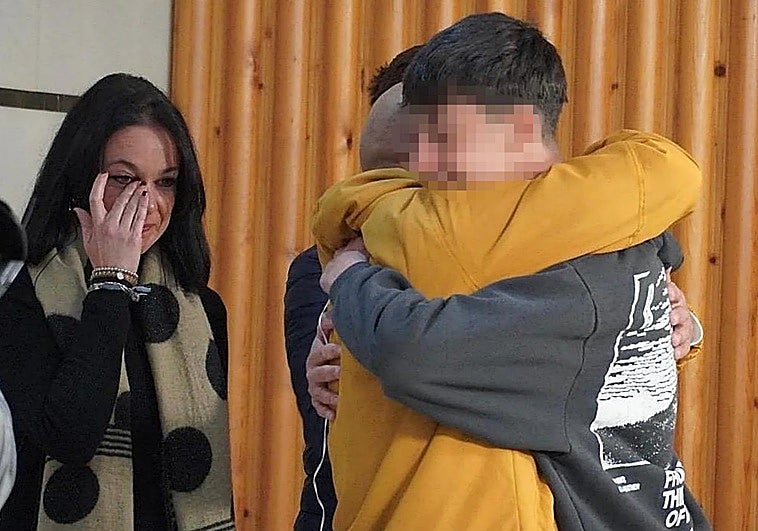 El encuentro de Carmelo con los dos menores que rescataron a su hijo en Adamuz: «Habéis caído del cielo para salvarlo»