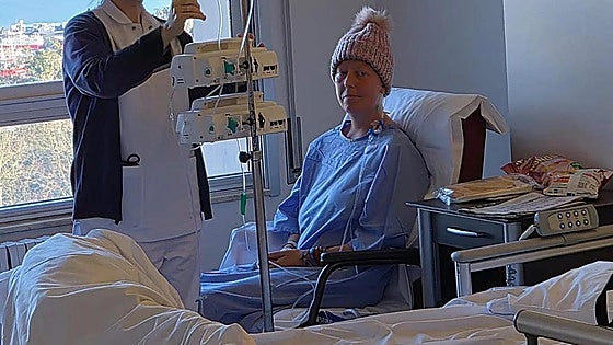 El gran recibimiento a la malagueña a la que le extirparon un tumor de 4 kilos: «Elisabeth, Portada te quiere»