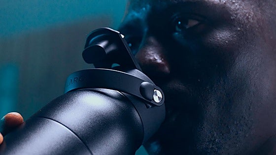 Mejora tu hidratación con esta botella inteligente que elimina bacterias y mejora la calidad del agua