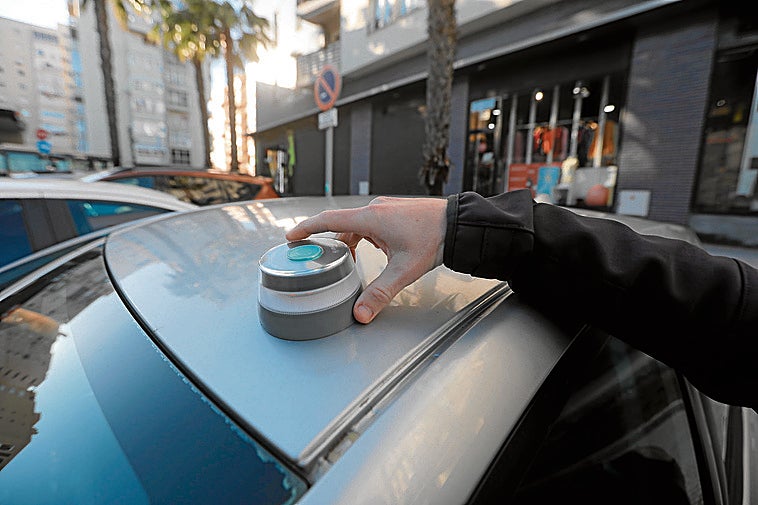 La Policía multa a un conductor español pese a tener la baliza V16 en el coche: no llevaba un elemento obligatorio