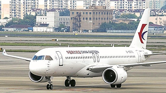 A bordo del avión chino que compite con Airbus y Boeing