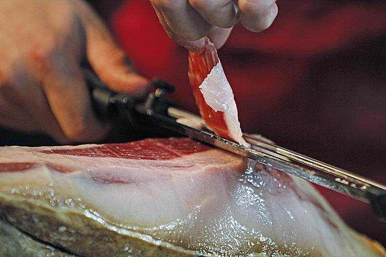 Si quieres cortar jamón como un auténtico profesional necesitas uno de estos cuchillos jamoneros