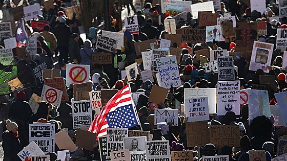 Decenas de miles de personas toman Mineápolis contra Trump en una protesta en la que participa Bruce Springsteen