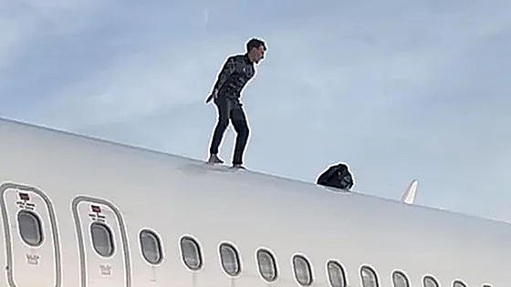 Un joven con una mochila sospechosa sube al techo de un avión en el aeropuerto de Valencia