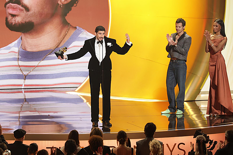 Bad Bunny hace historia en unos Grammy marcados por las protestas contra la política antiinmigración de Trump