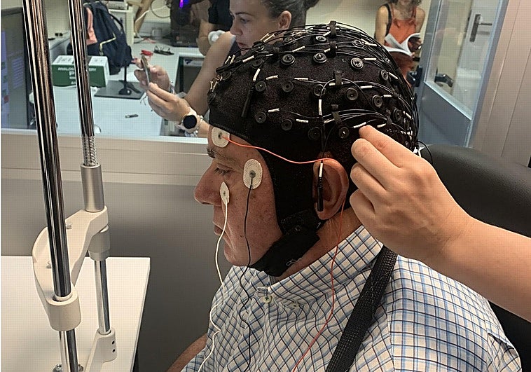 Un hombre con ceguera total recupera la visión con un implante eléctrico