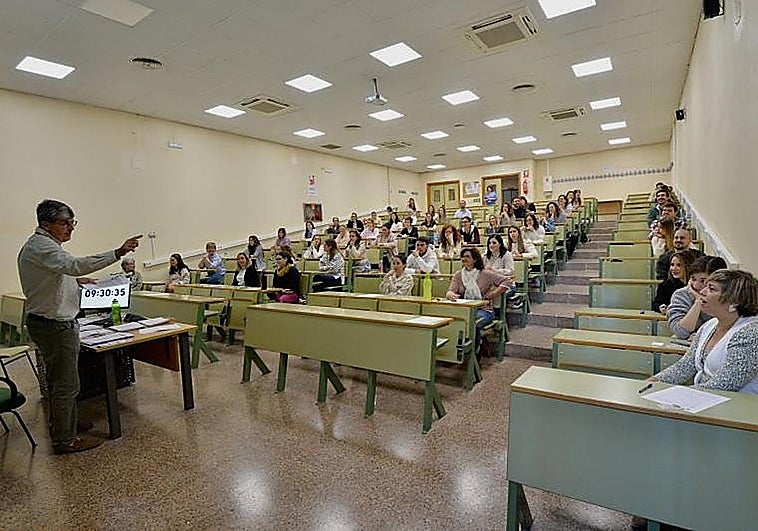 Una sentencia rectifica un error en un examen de oposición y da empleo en propiedad a 51 enfermeros en Valencia que habían suspendido