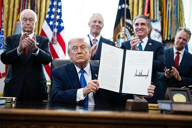 Trump sigue de reformas en la Casa Blanca y colocará una estatua de Colón en el jardín