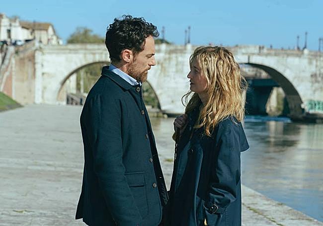 Elio Germano y Alba Rohrwacher en la orilla del Tíber.