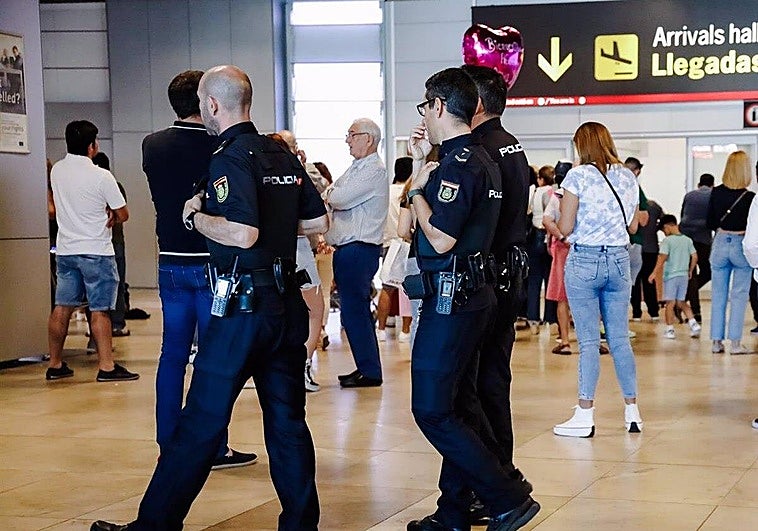 Dos detenidos en el Aeropuerto de Barajas por robar al reguetonero Zion una mochila con 2,5 millones de dólares
