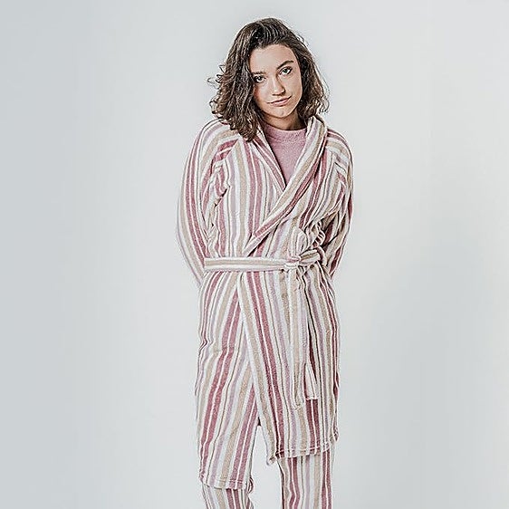 Estas batas de mujer son perfectas para no pasar frío y estar cómoda en casa