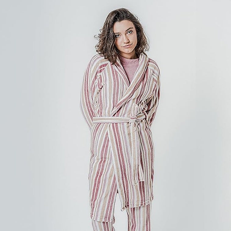 Estas batas de mujer son perfectas para no pasar frío y estar cómoda en casa