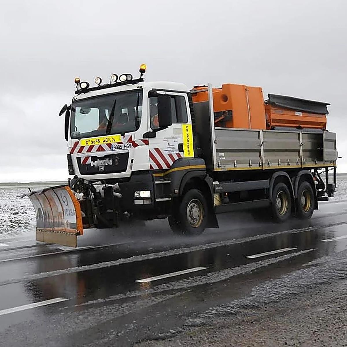 Una máquina quitanieves en una carretera de Castilla y León.