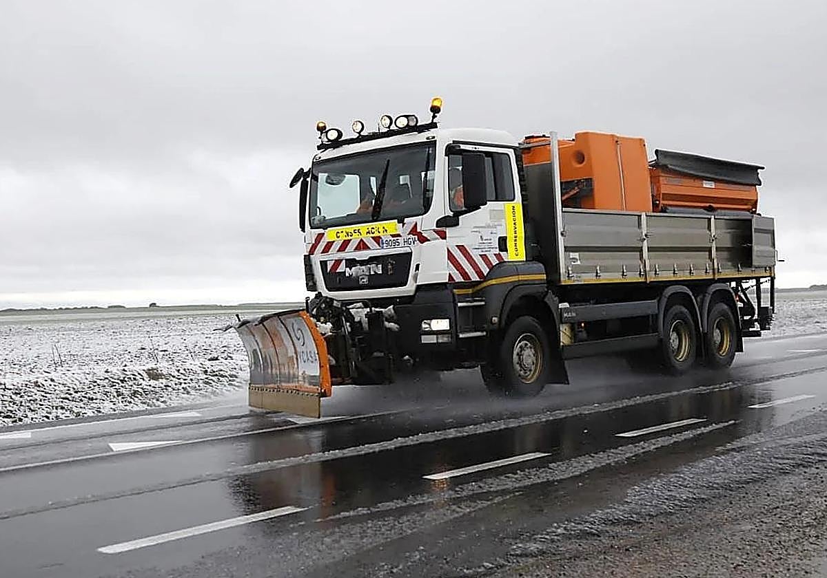 Una máquina quitanieves en una carretera de Castilla y León.
