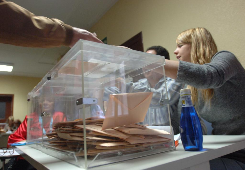Una mesa electoral en un colegio