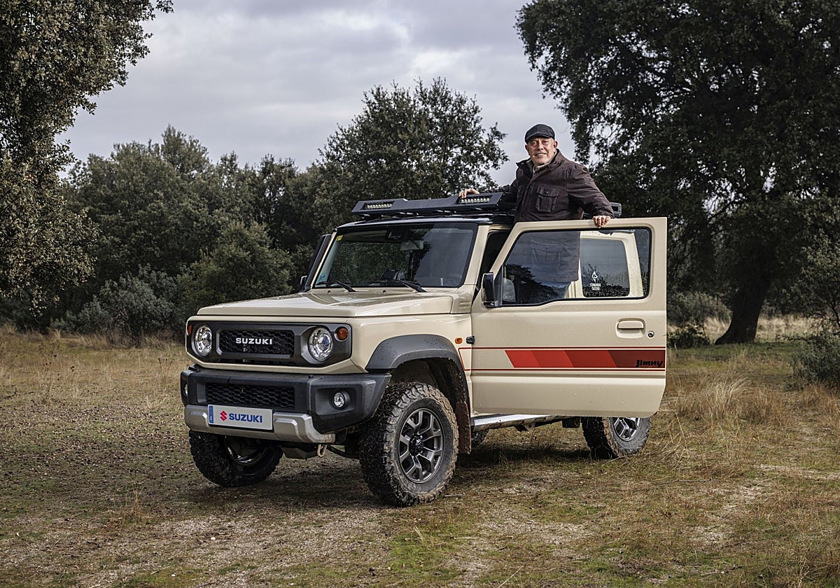 Juan López Frade a bordo de un Suzuki Jimny