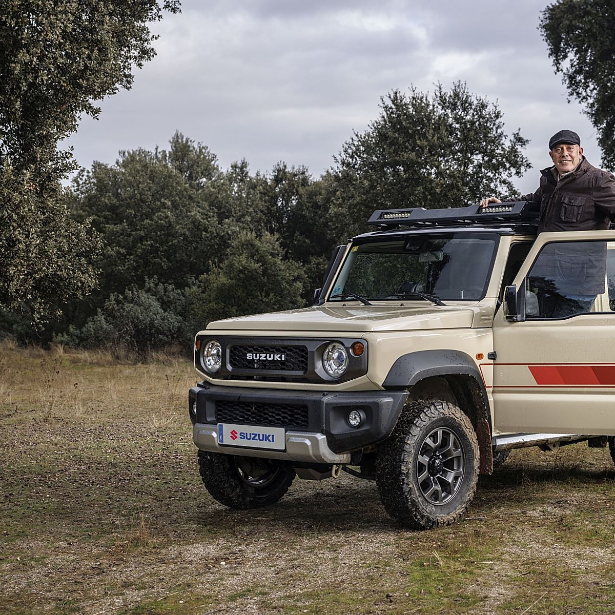 Juan López Frade a bordo de un Suzuki Jimny