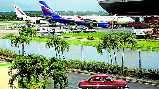 Cuba se queda sin combustible para vuelos internacionales y su turismo agoniza