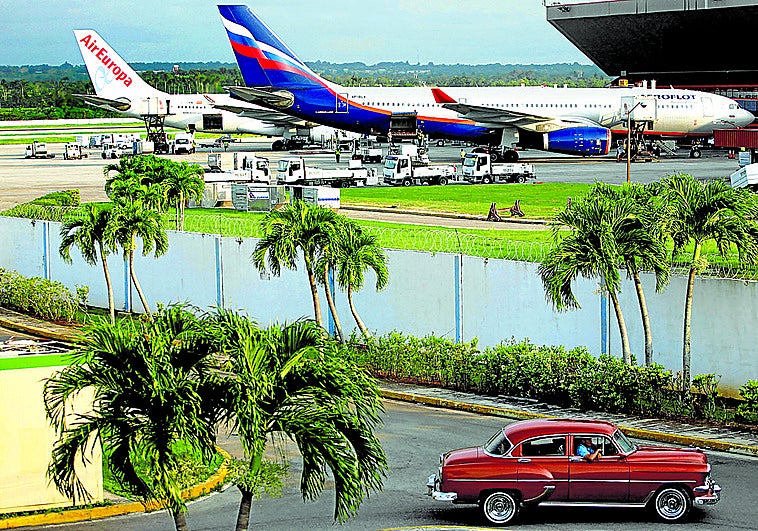 Cuba se queda sin combustible para vuelos internacionales y su turismo agoniza