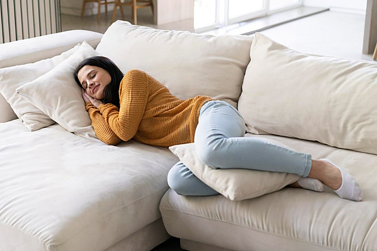 Alivia molestias en la espalda, la cadera o las piernas con estos cojines ergonómicos especiales para dormir