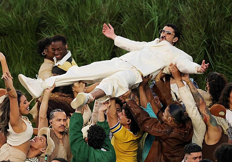 Bad Bunny fascina en la Super Bowl y reivindica lo latino «desde el amor y no el odio» de Trump