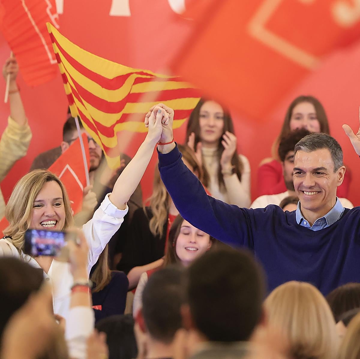Sánchez, junto con Alegría este viernes en el cierre de campaña del PSOE en Zaragoza.