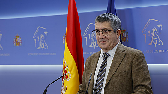 El PSOE expresa su «pena» hacia Felipe González e ironiza con que «Dios ataque al puto amo»