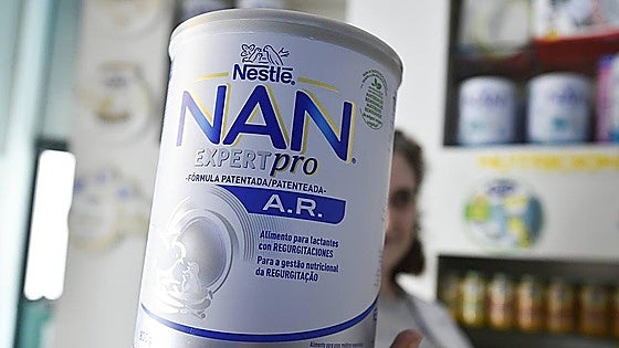 La preocupación de los padres ante la leche contaminada: «Compré de los lotes afectados, pero por fortuna no ha pasado nada»