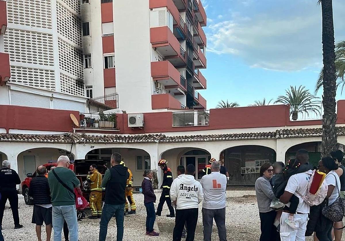 Dos personas fallecidas y una herida grave en el incendio de un piso en ...