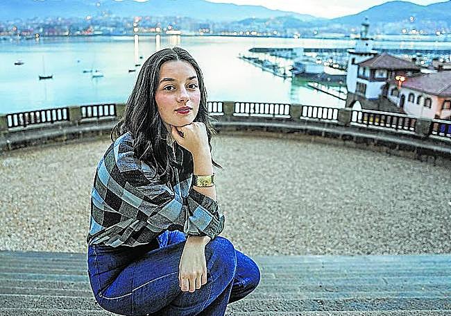 Blanca Soroa asomada al Abra en Neguri, el barrio getxotarra en el que vive.