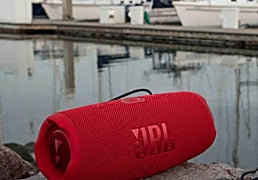Disfruta de 20 horas de música sin interrupciones con el altavoz JBL Charge 5 que lo aguanta todo
