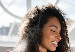 Los mejores protectores térmicos para el pelo que reparan e hidratan tu melena