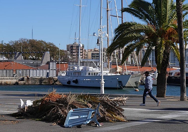 Muere una mujer de 46 años tras caerle el tejado de una nave industrial en Barcelona