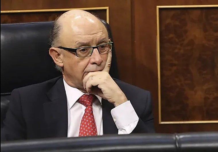 Hacienda sospecha que el despacho fundado por Montoro fragmentó pagos para ocultar mordidas por las ‘leyes a la carta’
