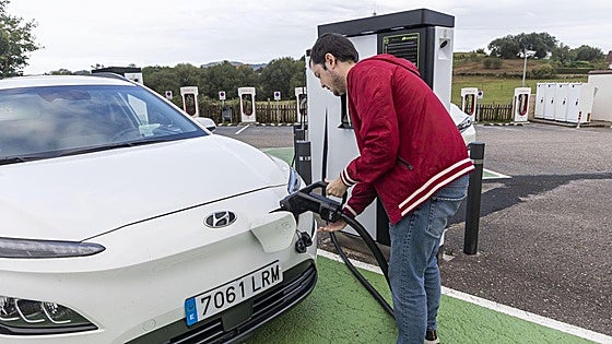 La mitad de las ayudas concedidas en 2025 para comprar un eléctrico sigue sin pagarse