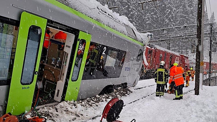 Al menos cinco heridos tras descarrilar un tren en el sur de Suiza por una avalancha