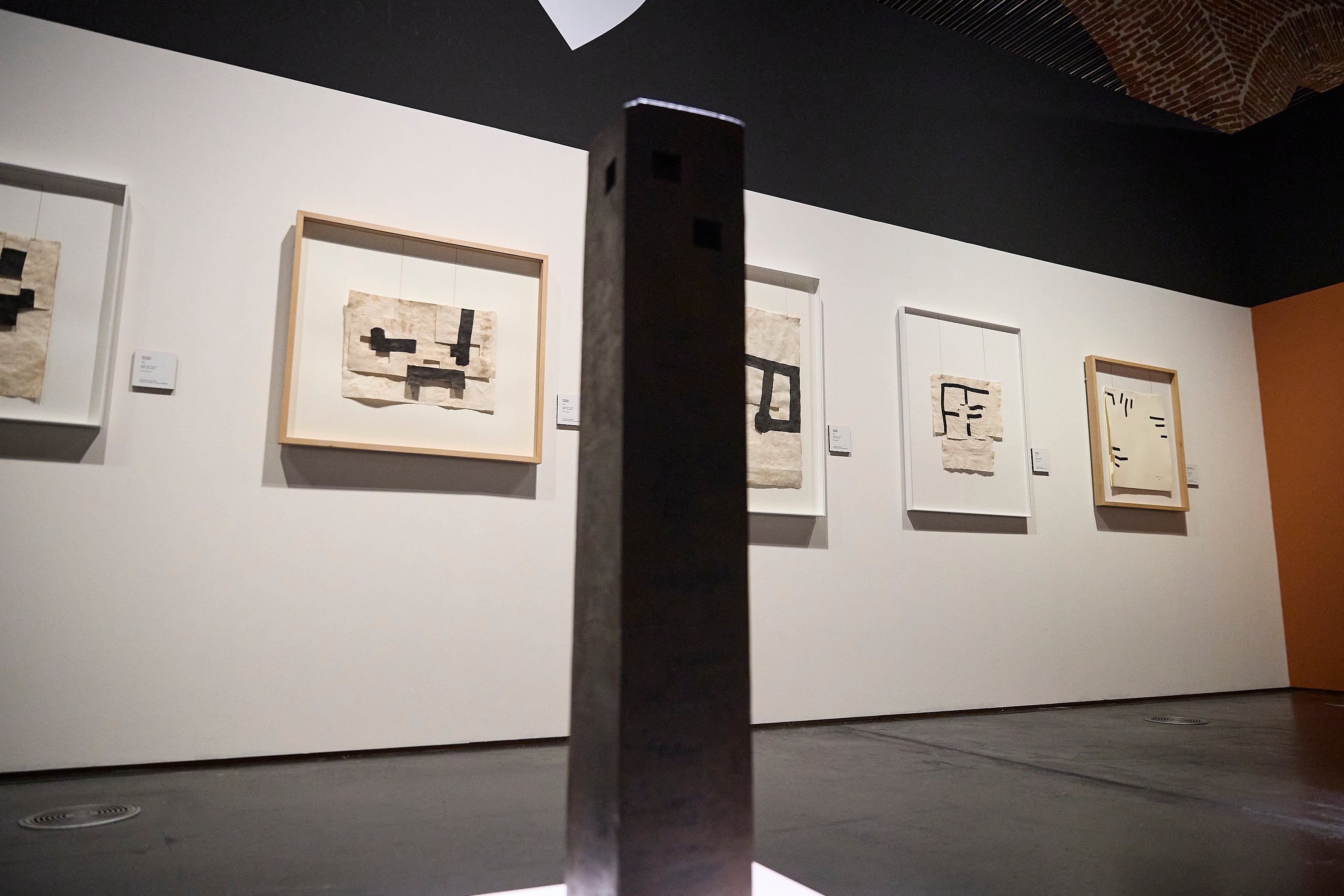 Imagen secundaria 2 - Esculturas y cuadros de la exposición 'Eduardo Chillida. Soñar el espacio'.