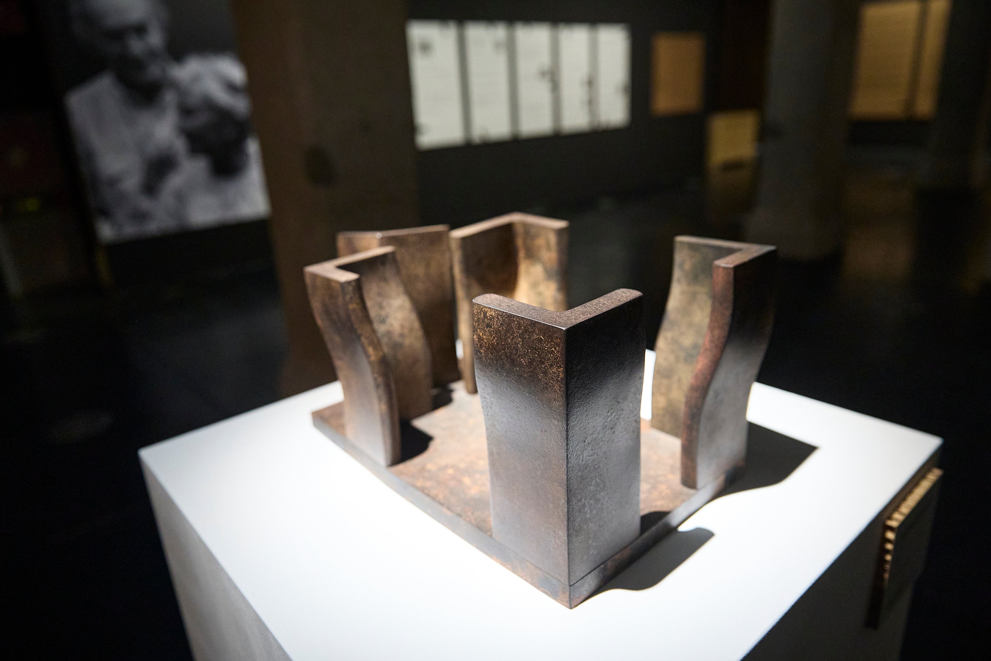 Imagen secundaria 1 - Esculturas y cuadros de la exposición 'Eduardo Chillida. Soñar el espacio'.