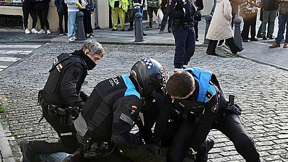 Una trifulca en Gijón acaba con un detenido y con un menor con un corte en el cuello