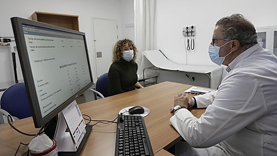 La mayoría de españoles confía en los médicos y científicos y rechaza a los 'influencers'