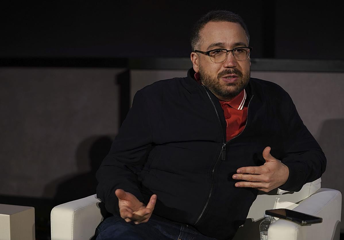 Imagen principal - Aníbal Gómez, durante la entrevista.