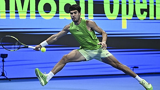 Alcaraz también sabe sufrir en Doha y alcanza las semifinales