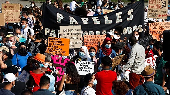 ERC se arroga un pacto con el Gobierno para exigir el catalán en la regularización de migrantes