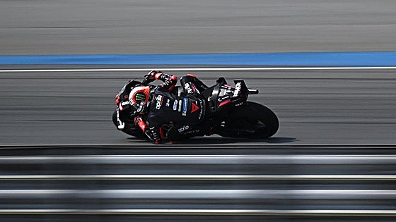 Las Aprilia plantan cara a Márquez, lastrado por un virus y que suma otra caída