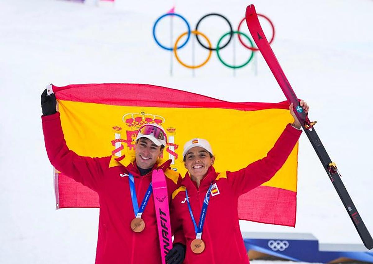 Imagen secundaria 1 - Oriol celebra su victoria; Junto a Ana, en el podio; Oriol se echa las manos a la cabeza en su entrada a meta.