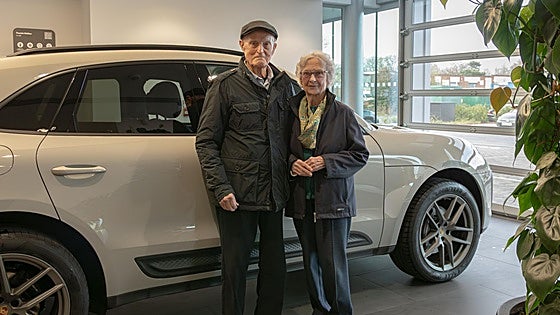 Setenta años de amor y un Porsche a los noventa: la aventura sin edad de los Evans