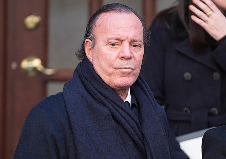 Julio Iglesias demanda a Yolanda Díaz por acusarle de «abusos sexuales» a su trabajadoras