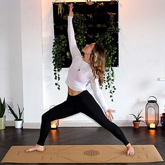 Si te gusta el yoga, prueba con una de estas esterillas de corcho biodegradables: ya no probarás otras