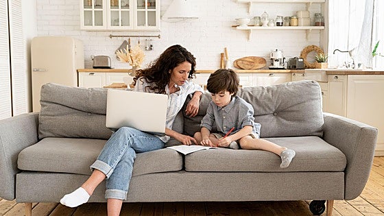 Ojo con el teletrabajo porque... aumenta la natalidad más que las ayudas para tener hijos