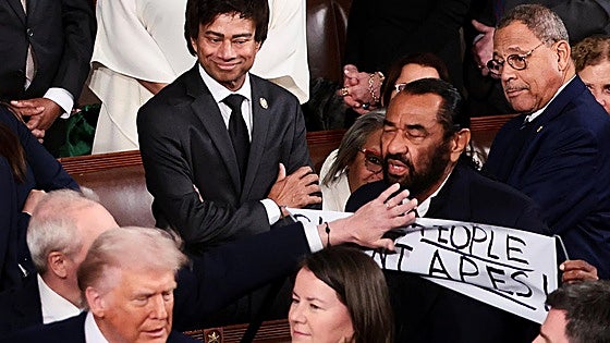 Trump carga contra los «locos» demócratas y los inmigrantes ante el descenso de su popularidad
